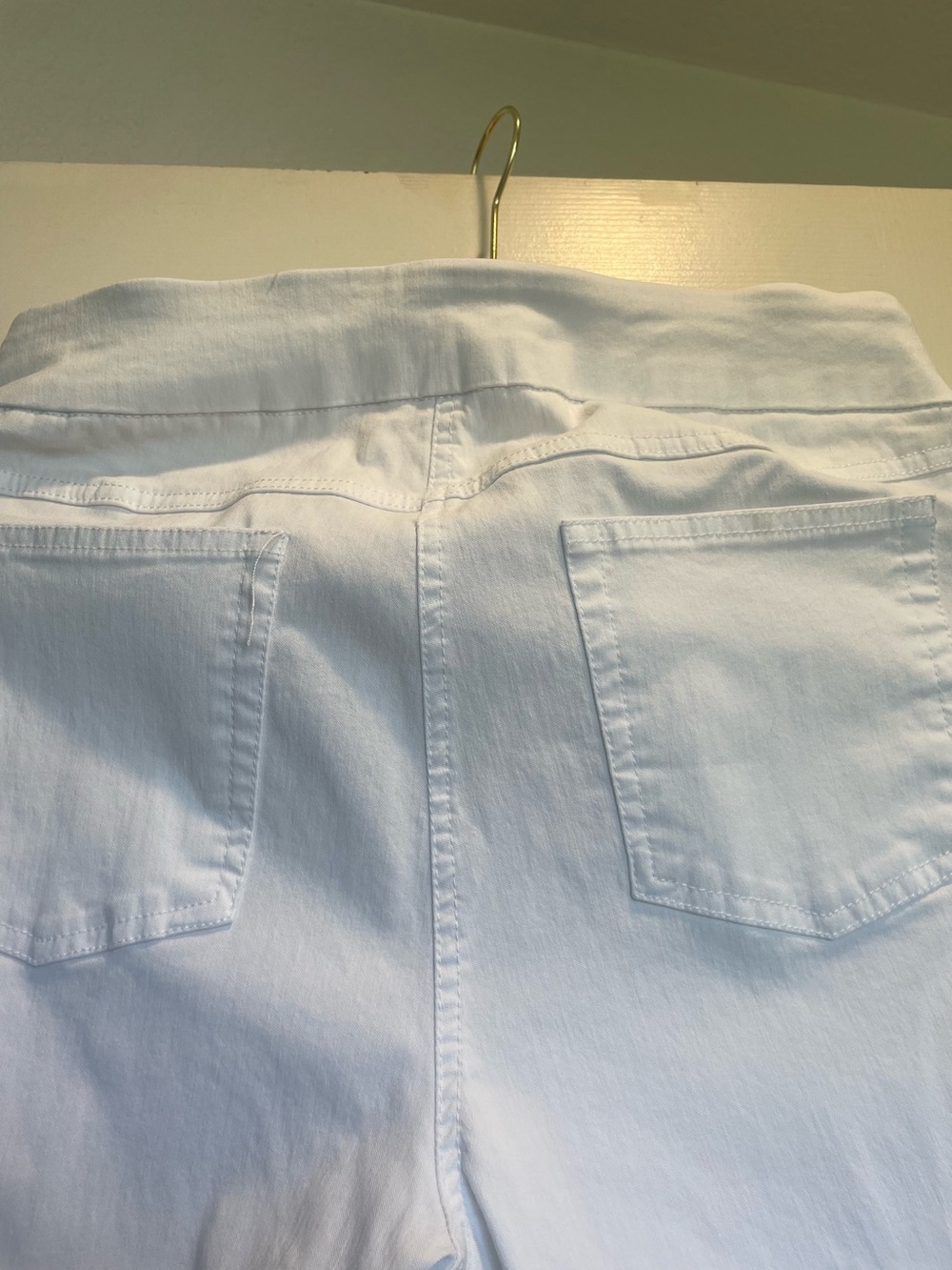 Capri- stretch white 20" inseam 30" waist without stretching, never worn size 10